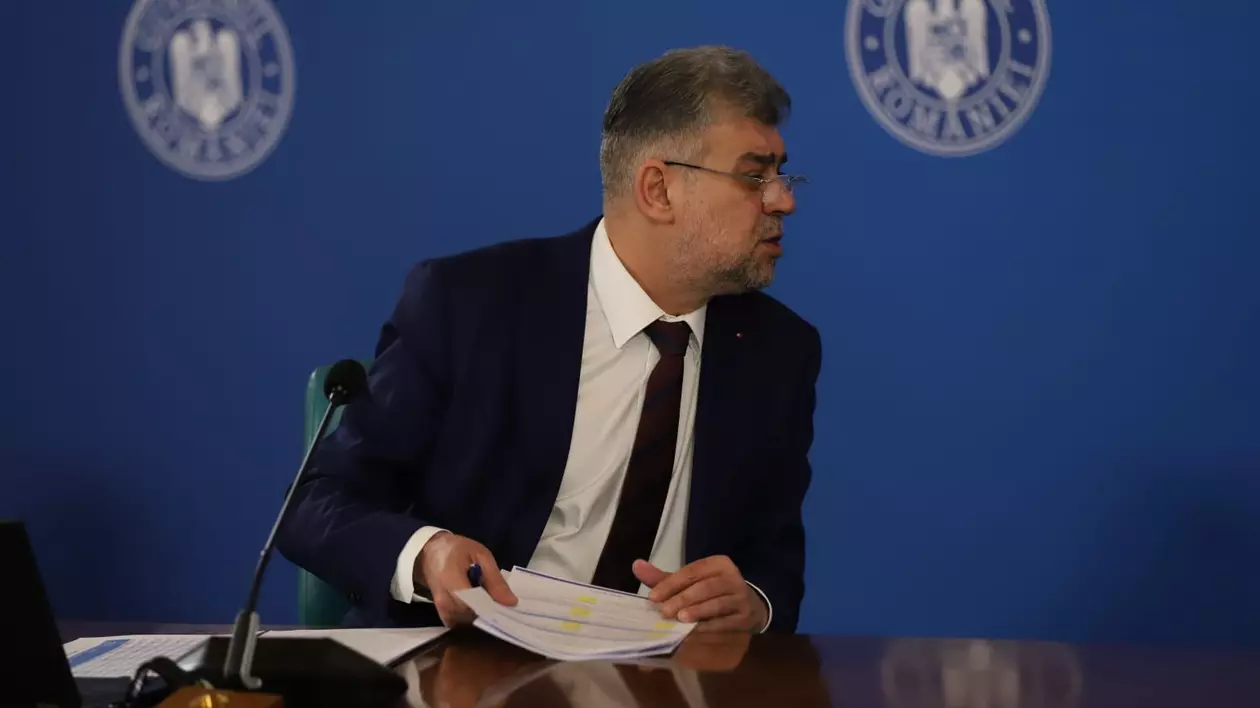 Marcel Ciolacu în ședința de guvern din 20 martie, privește către stânga sa, vorbind cu cineva