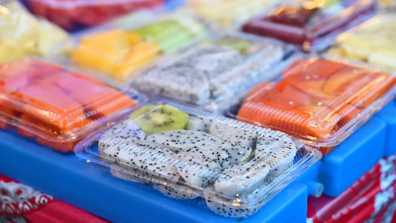 fructe pre-tăiate aranjate în cutii transparente la supermarket