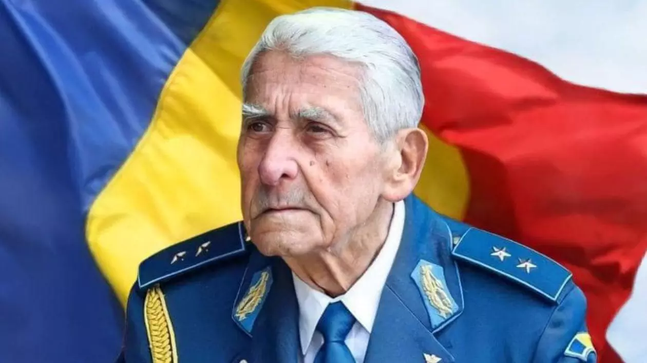 Generalul-maior Radu Theodoru, îmbrăcat în uniforma militară, cu steagul României pe fundal