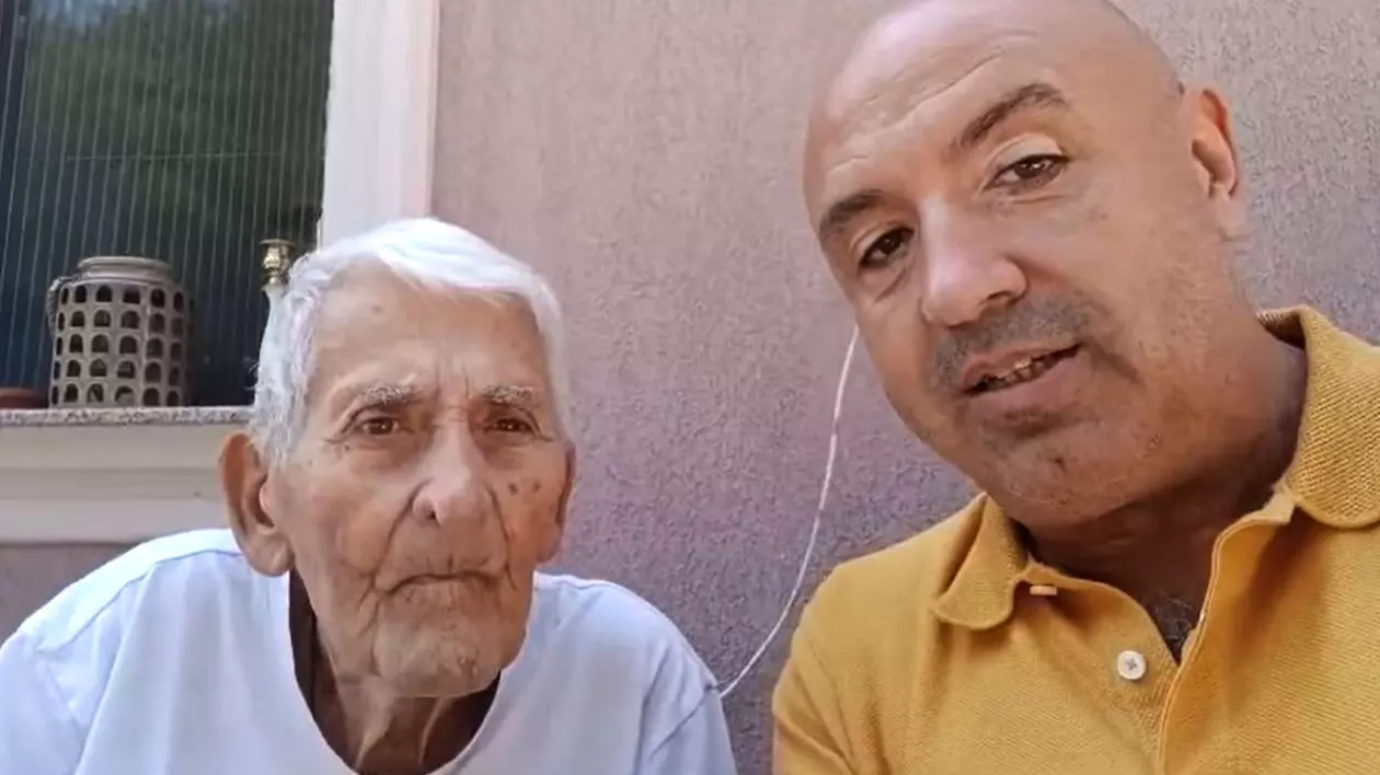 Generalul Radu Theodoru, veteranul în vârstă de 101 ani, în stânga, îmbrăcat cu tricou alb, și Adrian Robert Dinu, fondatorul Comandamentului Vlad Țepeș, în stânga, cu tricou galben, într-un interviu postat pe Facebook în august 2024