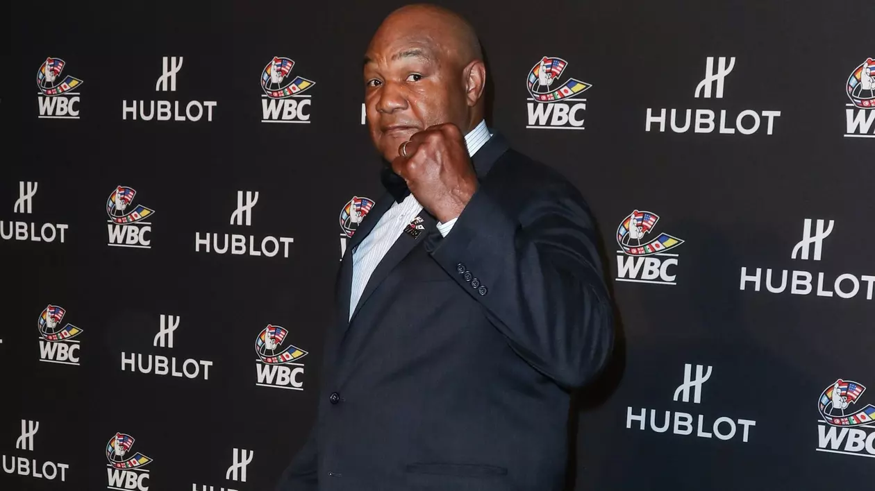 George Foreman a fost pozat în timp ce ține pumnul strâns și purtând un costum
