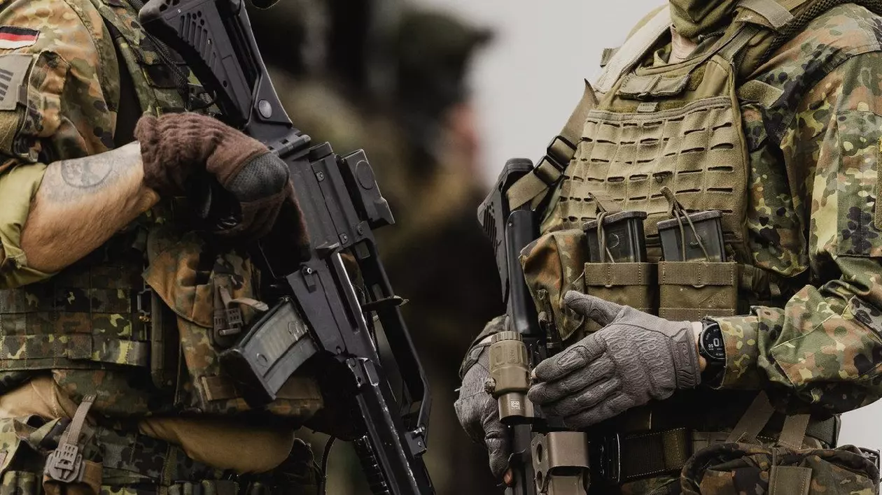 Doi soldați din Bundeswehr, fotografiați în timpul exercițiului Bundeswehr „Fast Eagle” în Barth, 05.05.2022. Exercițiul „Fast Eagle” simulează o evacuare a cetățenilor germani dintr-o țară de criză fictivă într-o perioadă scurtă de timp, Barth, Germania.
