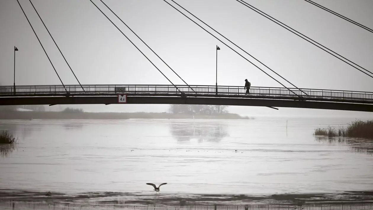 Finlanda, Helsinki: O persoană se plimbă pe un pod pietonal