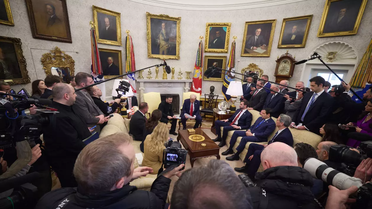 Președintele american Donald Trump (r) și președintele Ucrainei Volodymyr Zelensky vorbesc cu presa în timpul întâlnirii lor de la Casa Albă.