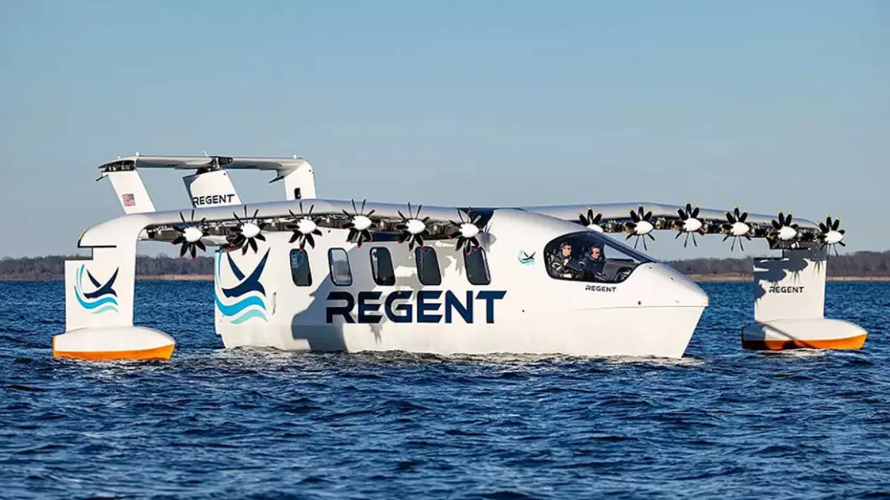 hidroavion cu fuselaj alb, cu inscripția „REGENT” pe lateral, are mai multe elice electrice în partea superioară, de-a lungul aripilor