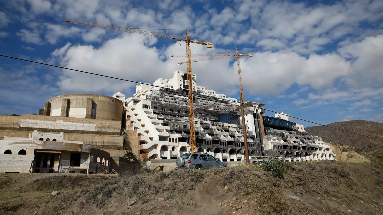 Poză cu hotelul spaniol abandonat din Almeria
