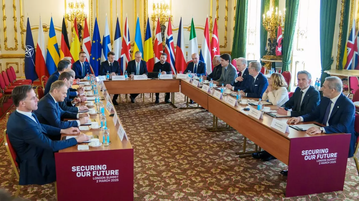 Ilie Bolojan la biroul din reședința oficială a premierului Marii Britanii, adică în 10 Downing Street, alături de Zelenski