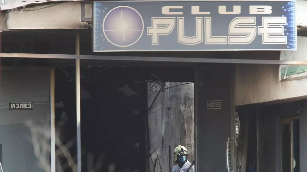 Un incendiu a avut loc la clubul de noapte Pulse, din Macedonia, unde era un concert, și mai mulți oameni au murit, 15 martie 2025. În fotografie se vede un pompier