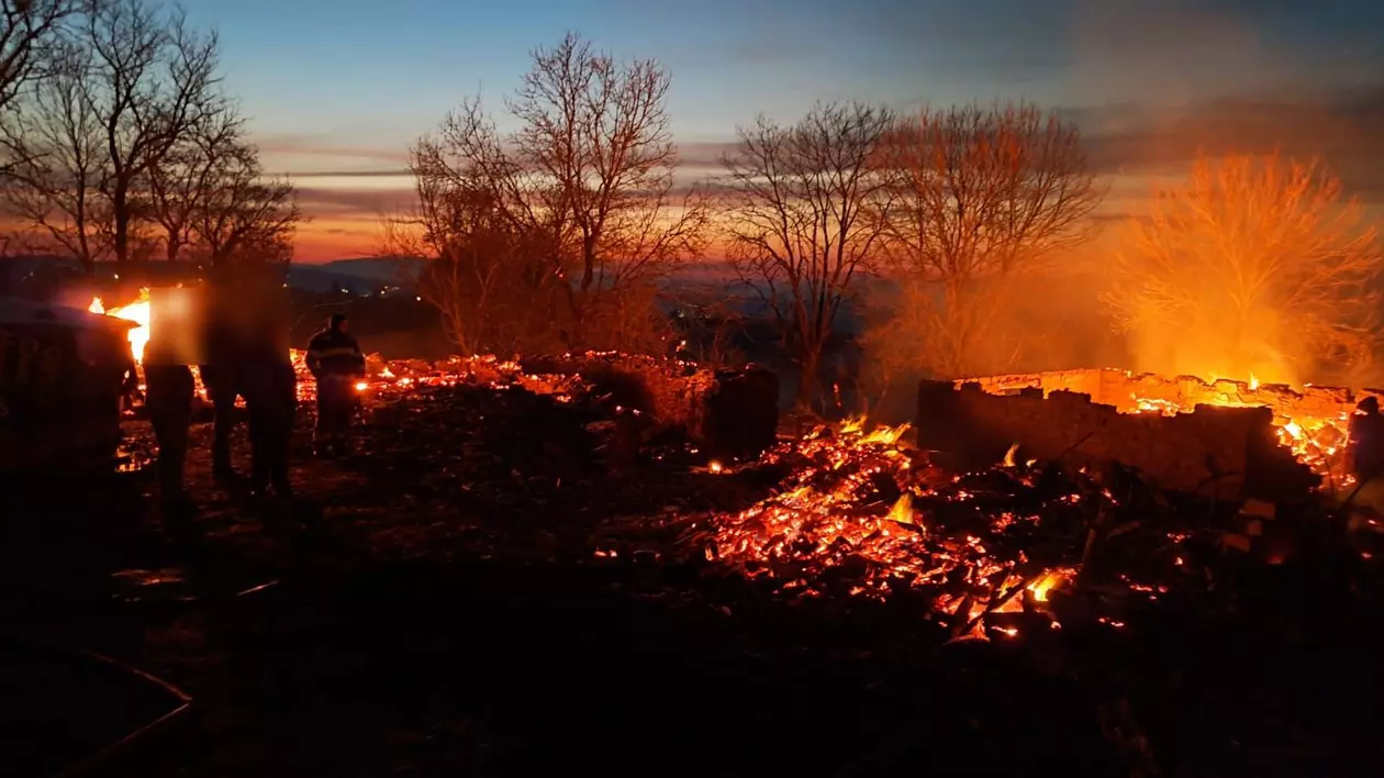 Imagine cu pompieri aflați la locul unui incendiu de vegetație din comuna Tureni, județul Cluj