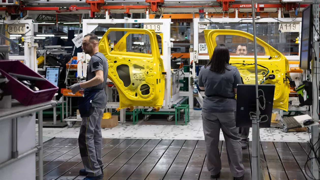 Imagine dintr-o fabrică de producție a autoturismelor.