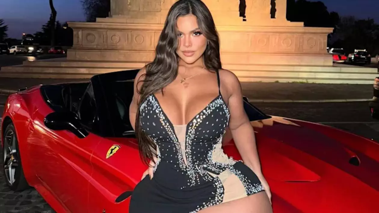 tanara imbracata intr-o rochie neagra rezemata de o masina rosie ferrari