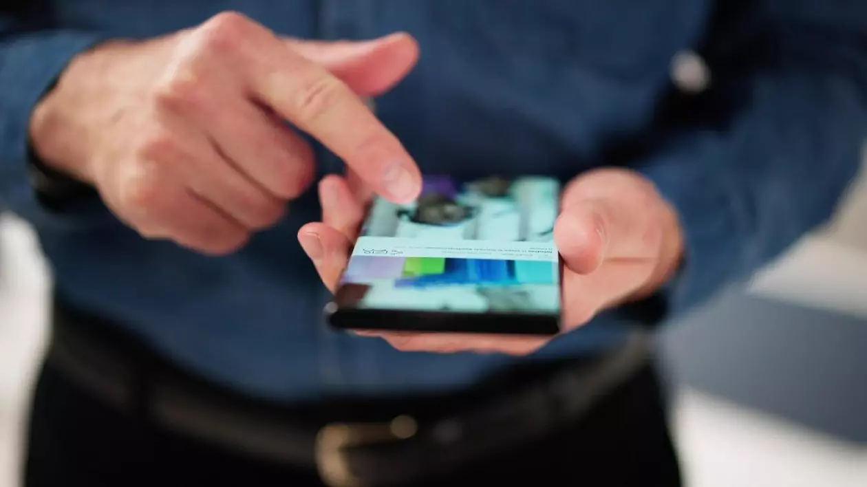 Un barbat foloseste un telefon mobil, Online Social Media Telefon mobil Aplicație pe smartphone