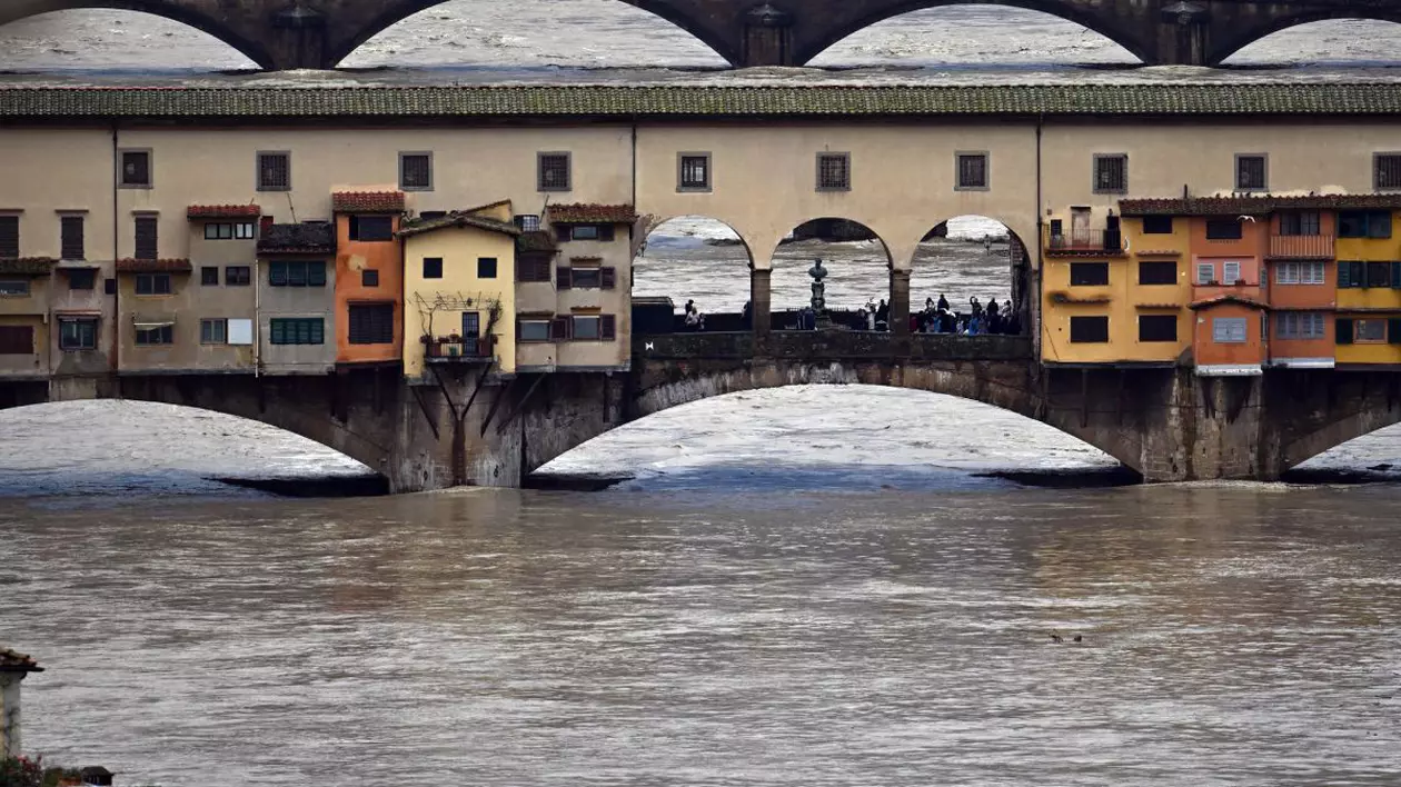 Celebrul pod Ponte Vecchio din Florența și râul Arno care a ieșit din matcă din cauza ploilor puternice