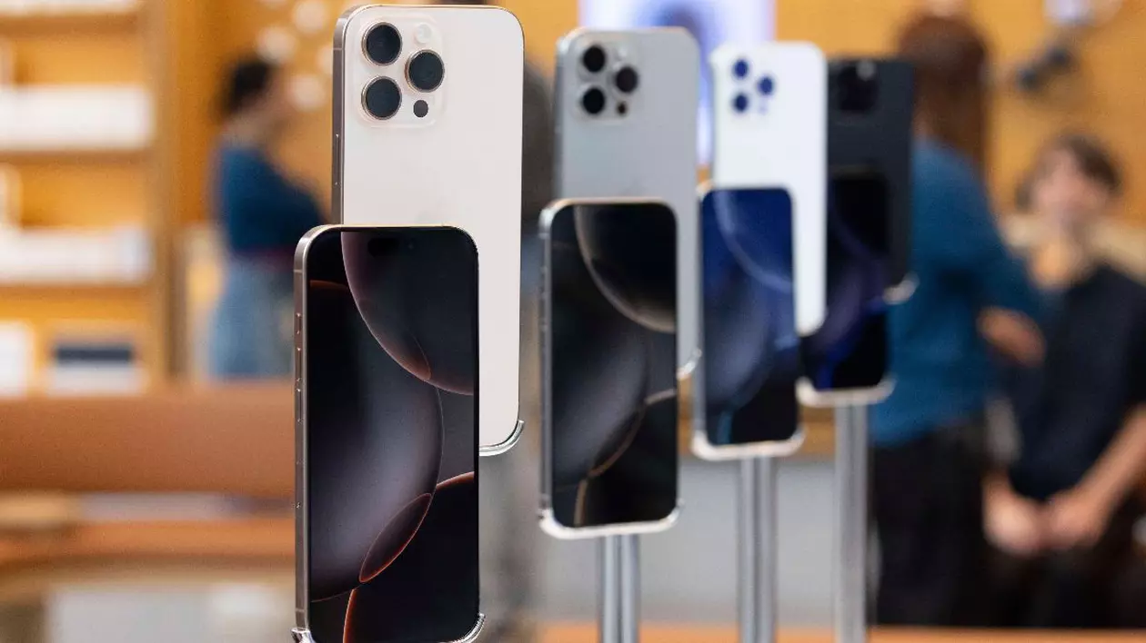 Telefoane iPhone 16 Pro și Pro Max, de diferite culori, așezate pe standuri de prezentare într-un Apple Store.