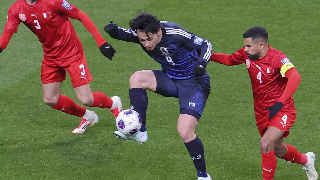 Japonia Ayase Ueda (C) face o pasă în a doua repriză a 2026 America de Nord și America Centrală Cupa Mondială de Calificare Asia Final împotriva Bahrain la Saitama stadion în Saitama City, Prefectura Saitama, Japonia pe 20 martie 2025.