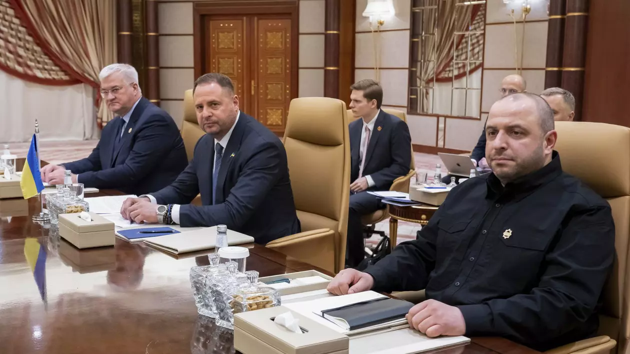 De la stânga, ministrul ucrainean de externe Andrii Sybiha, șeful biroului prezidențial ucrainean Andriy Yermak și ministrul ucrainean al apărării Rustem Umerovto, au o întâlnire cu oficiali americani, la Jeddah, Arabia Saudită, marți, 11 martie 2025.