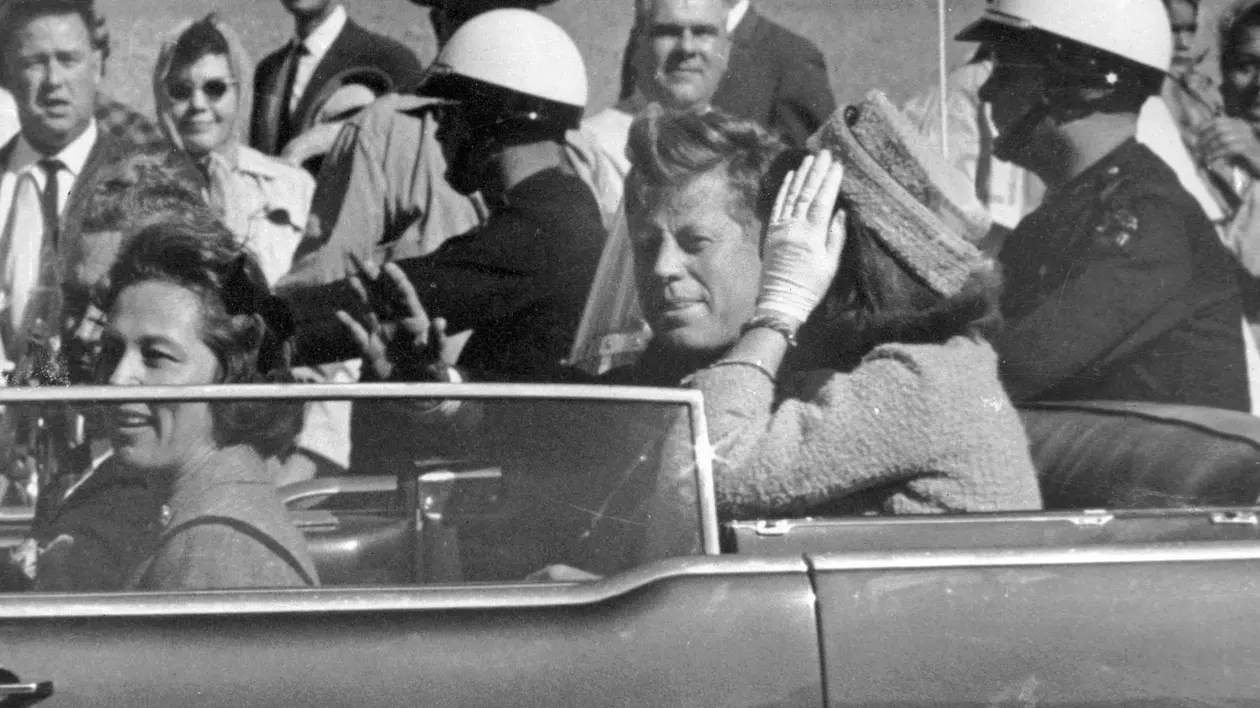 John F. Kennedy și Jacqueline Kennedy, cu câteva minute înaintea tragediei produse pe 22 noiembrie 1963
