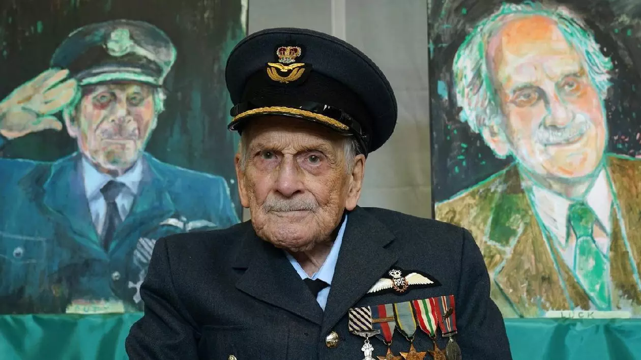 Fotografie de arhivă datată 17/07/24 a ultimului pilot cunoscut al Bătăliei Angliei, căpitanul de grup John „Paddy” Hemingway DFC, sărbătorindu-și cea de-a 105-a aniversare la Ambasada Marii Britanii din Dublin, Irlanda.