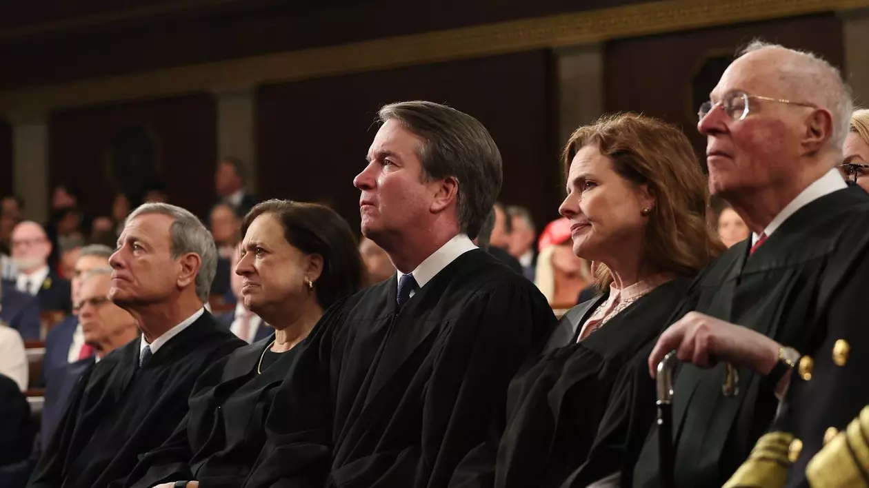 Judecători de la Curtea Supremă, cu președintele John Roberts (primul din dreapta) alături, la discursul ținut de Donald Trump în Congresul SUA Foto: Profimedia