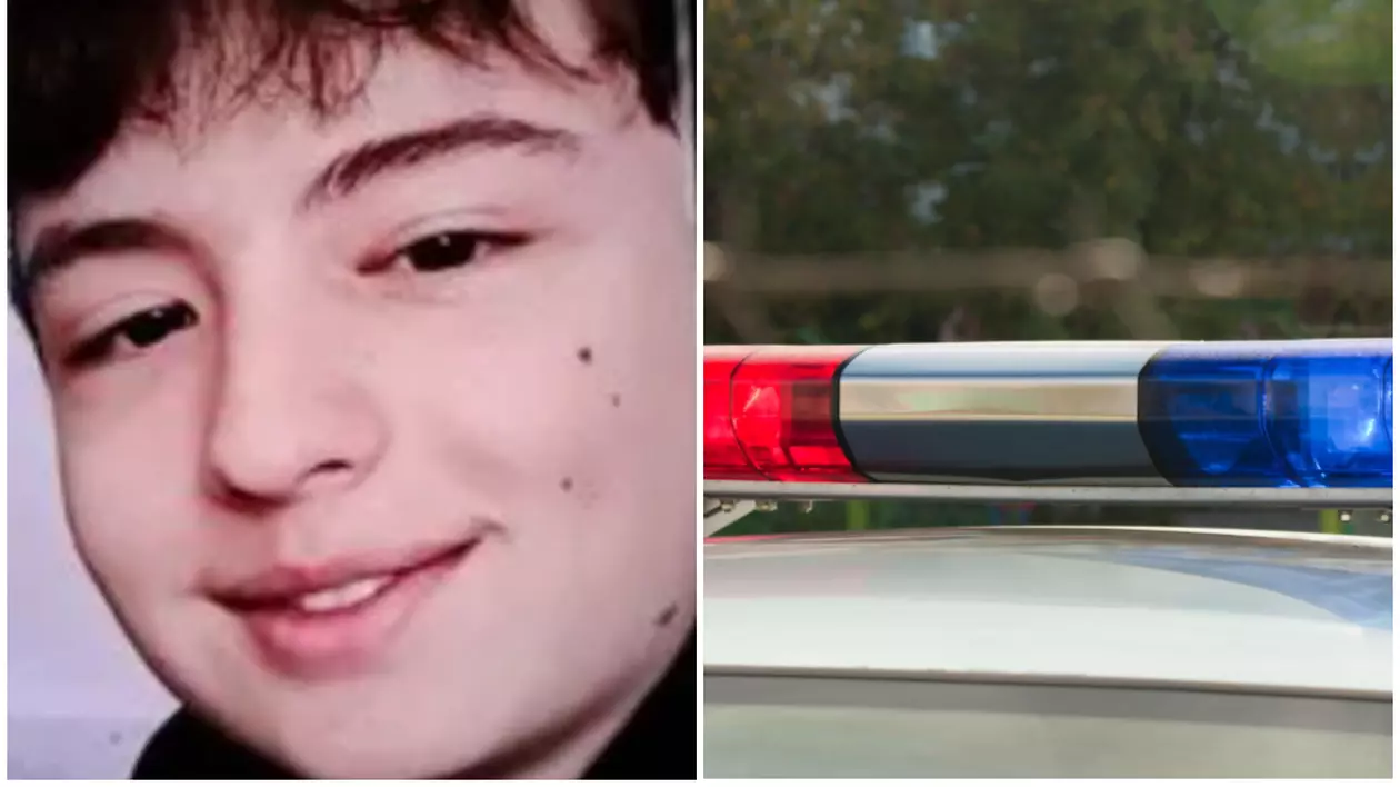 Băiat brunet care zâmbește și girofarul unei mașini de poliție