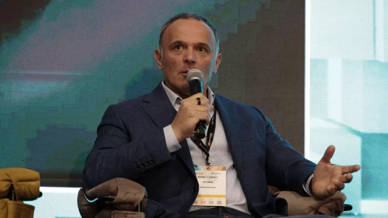 CEO-ul Hidroelectrica, Karoly Borbely, vorbește la microfon la o conferință de presă