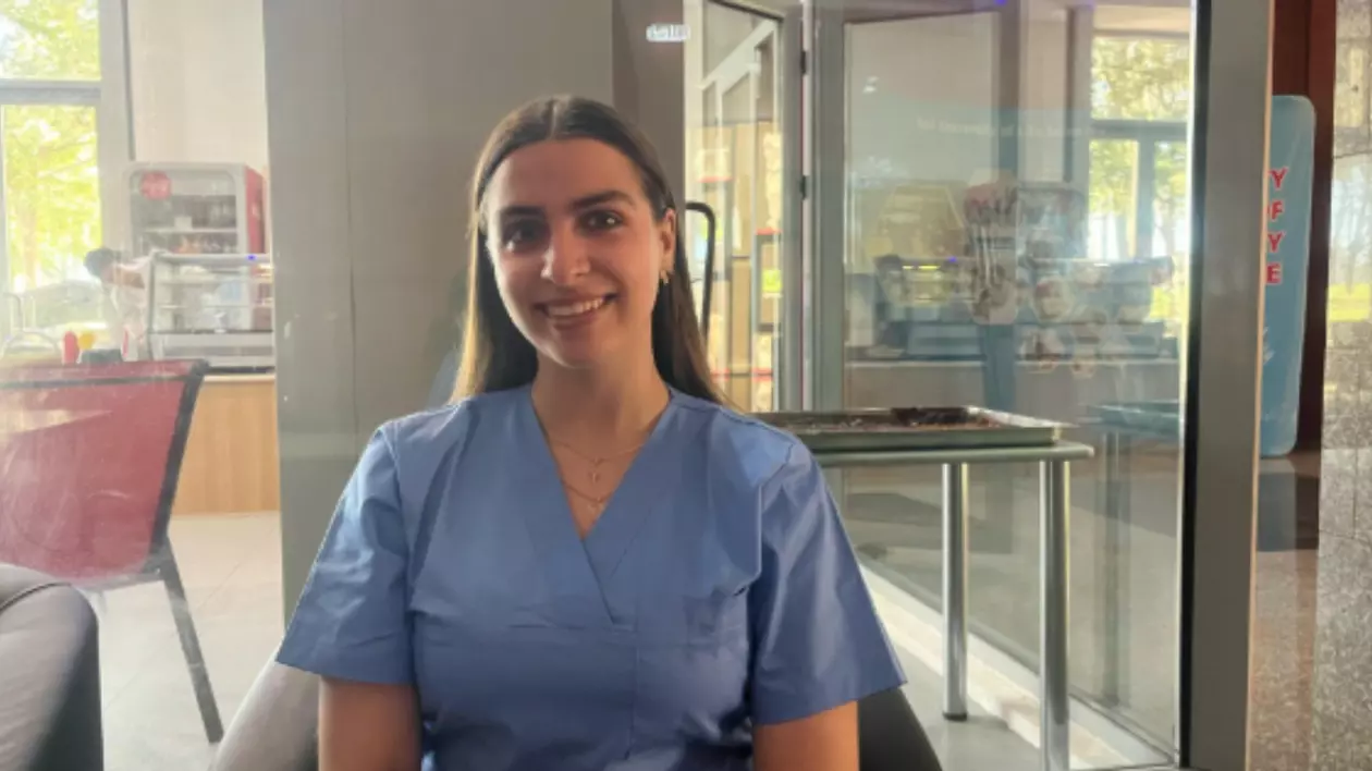 O tânără îmbrăcată în echipament medical albastru