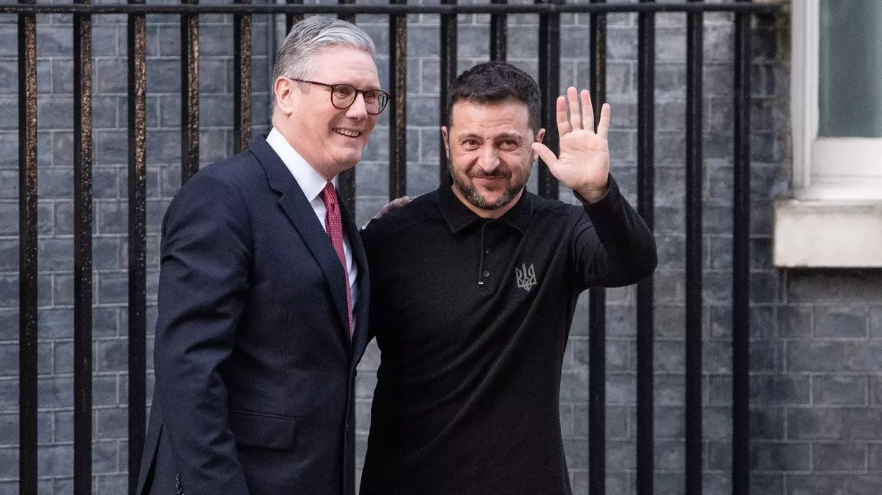 Keir Starmer (stânga) și Volodimir Zelenski (dreapta) în fața Downing Street 10 Foto: Profimedia