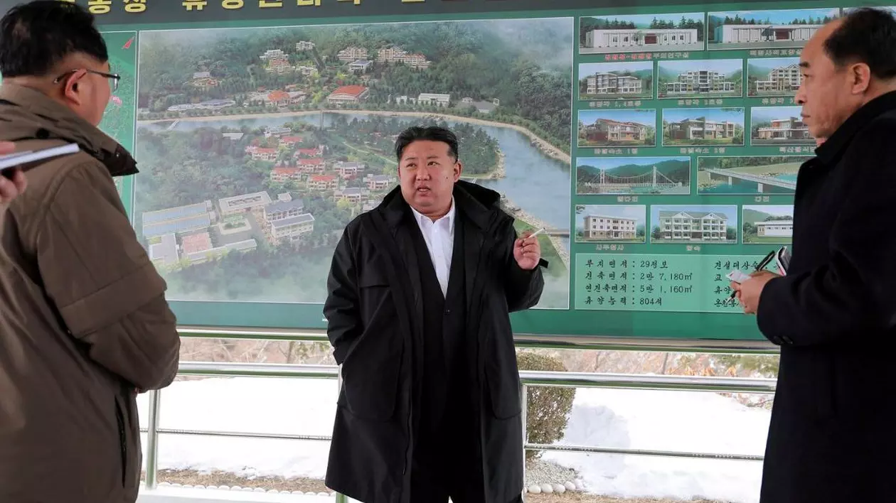 Această fotografie nedatată publicată de Agenția Centrală de Știri din Coreea de Nord (KCNA) prin KNS pe 8 martie 2025 îl arată pe liderul nord-coreean Kim Jong Un (C) inspectând un proiect de dezvoltare în tabăra de vacanță Onpho Kulloja (oameni care lucrează) din provincia Hamgyong de Nord din Coreea de Nord.