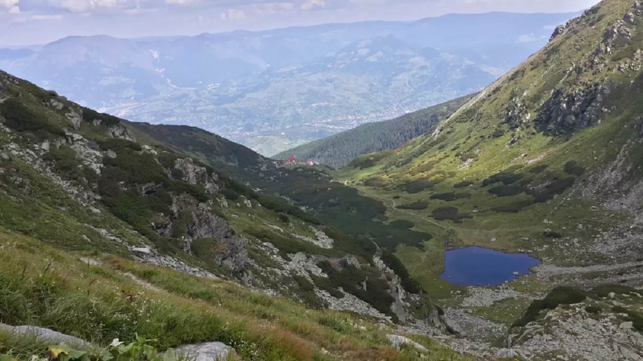 Lacul Iezer – cum ajungi la el și ce poți face în zonă - Imagine cu Lacul Iezer din Munţii Rodnei