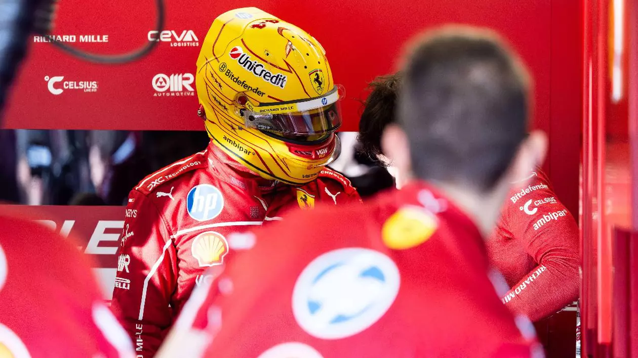 Lewis Hamilton, îmbărcat în combinezonul roșu Ferrari, având o cască galbenă.