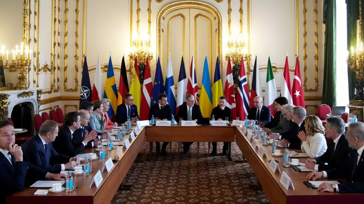 Prim-ministrul Marii Britanii Keir Starmer, centru, președintele francez Emmanuel Macron, centru stânga, și președintele Ucrainei Volodomir Zelenski, centru dreapta, participă la o întâlnire cu liderii europeni în timpul unui summit despre Ucraina la Lancaster House din Londra, duminică, 2 martie 2025