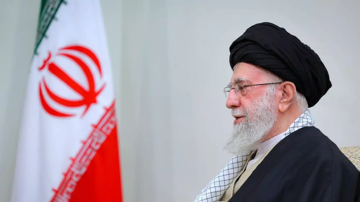 08 februarie 2025, Iran, Teheran: Liderul suprem iranian Ayatollah Ali Khamenei vorbește în timpul unei întâlniri cu delegația Hamas de rang înalt la Teheran.
