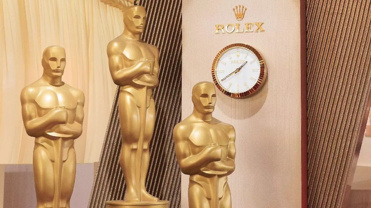 Statuile Oscar sunt poziționate în pregătiri pe covorul roșu sâmbătă, 1 martie 2025, la Dolby Theater din Los Angeles, California, pentru cea de-a 97-a ediție a Premiilor Oscar
