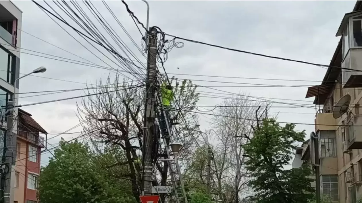 Lucrări la rețeaua de distribuție a curentului electric