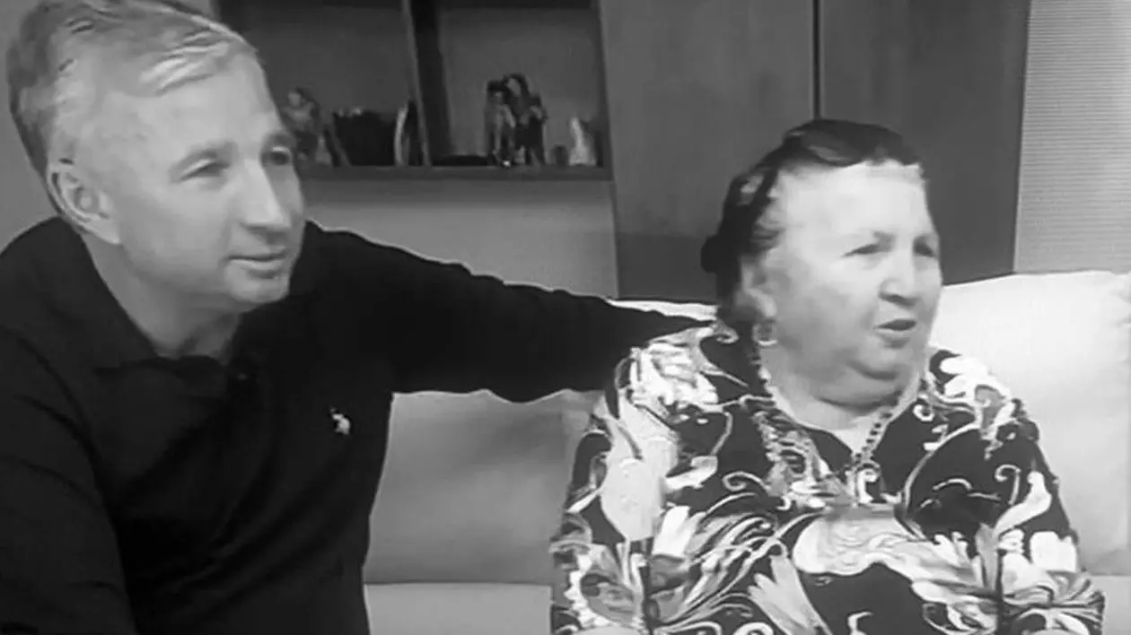 Antrenorul Dan Petrescu, alături de mama sa, stau pe o canapea