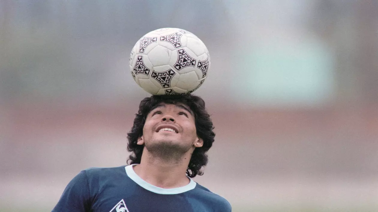 Diego Maradona cu o minge pe cap