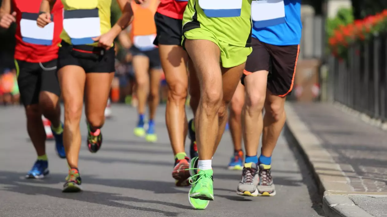 oameni în haine colorate care participă la un maraton