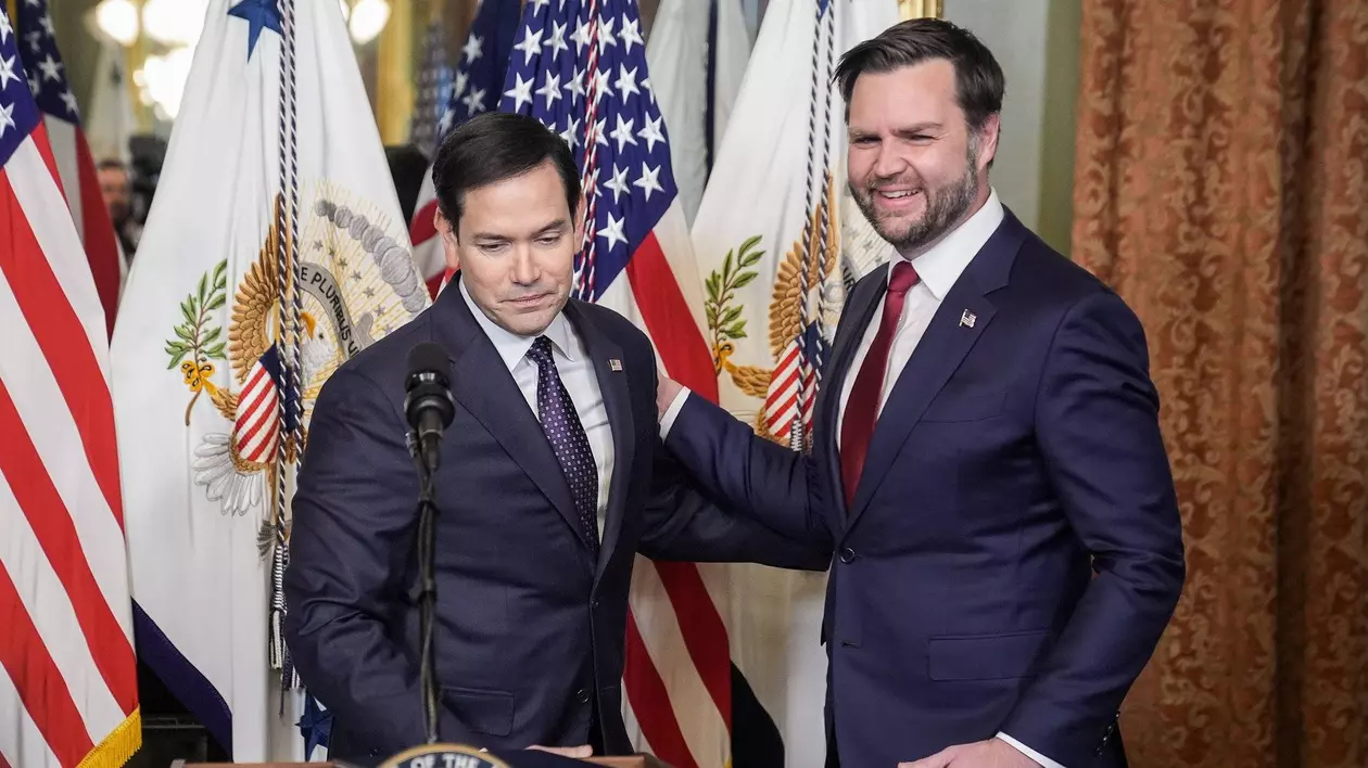 Marco Rubio (stânga) și J.D. Vance (dreapta)
