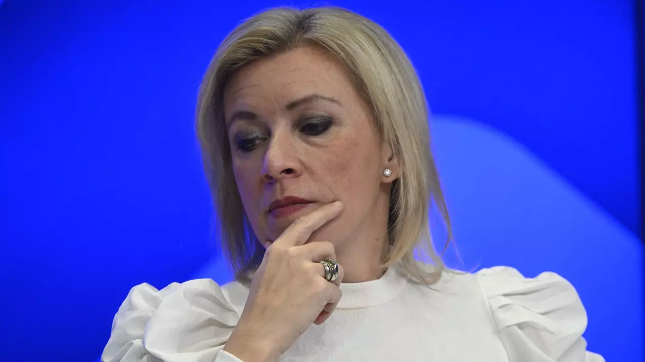 Maria Zaharova surprinsă în timp ce-și ține mâna la gură
