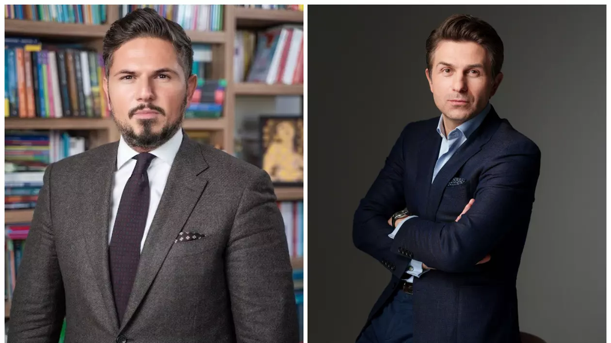 În partea stângă este Marin Vidrașcu, în costum gri, cu cravată. În spate este un fundal cu cărți într-o bibliotecă. În partea dreaptă este Dan Vidrașcu îmbrăcat într-un costum albastru închis cu cămașă albastră