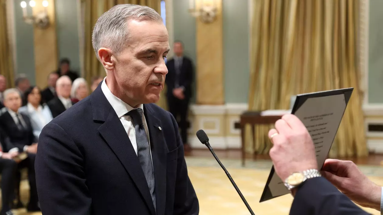 Mark Carney surprins în timpul depunerii jurământului ca premier al Canadei.