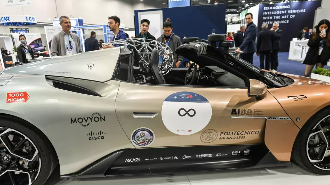 masina maserati in cadrul unei expozitii, in jurul masinii sunt mai multi oameni care studiaza caroseria