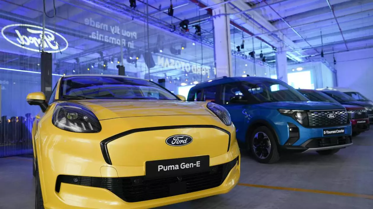 mai multe masini ford intr-un showroom din craiova. in prim plan este o masina galbena urmata de una albastra