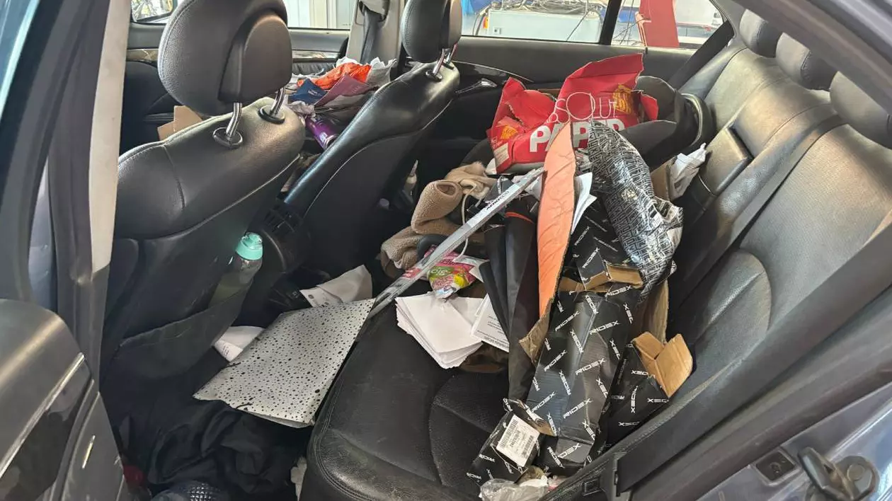 interiorul unei masini plin de gunoaie la inspectia rar