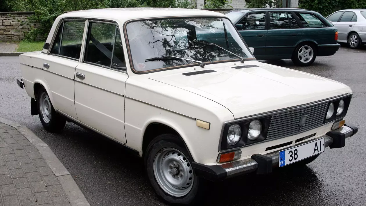 Mașină rusească Lada, albă, surprinsă pe o stradă