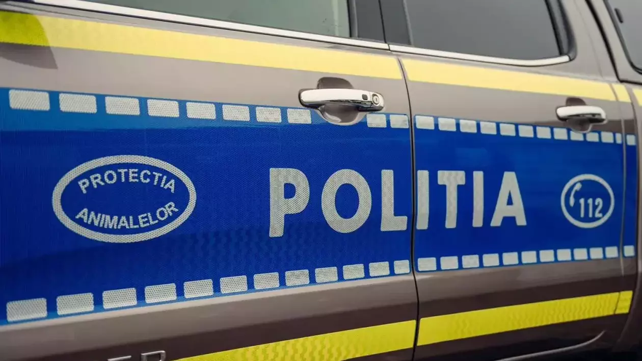 O masina a politiei romane, albastru cu galben.