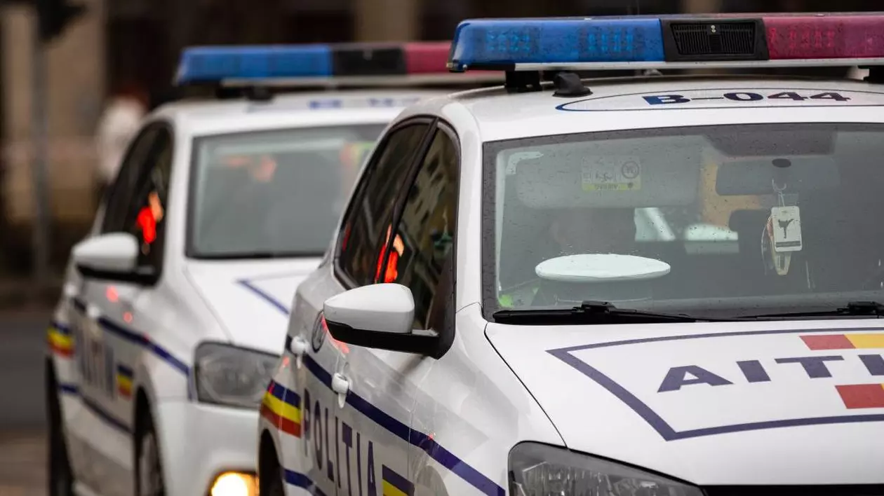 imagine cu doua masini de politie cu girofar, una in spatele celeilalte