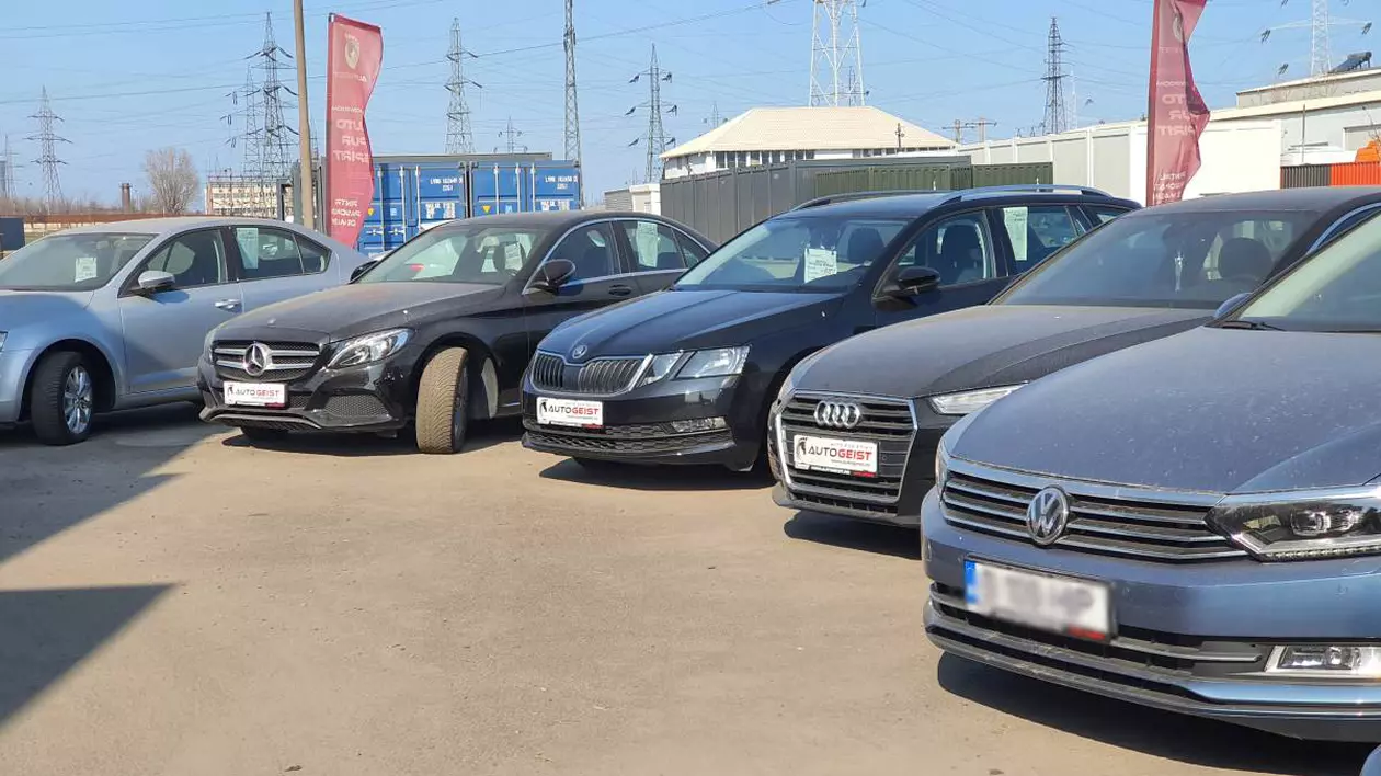 mai multe masini de vanzare intr-un parc auto