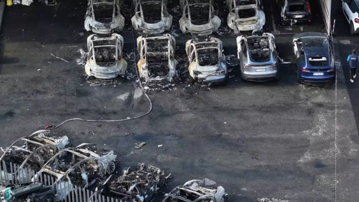 mai multe masini tesla incendiate intr-o curte a unei reprezentante tesla din roma italia