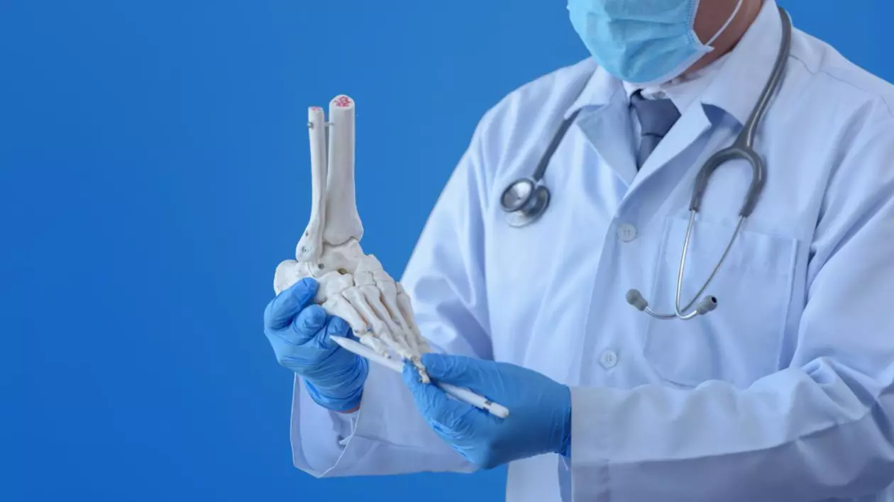 medic ortoped care se uită la un os fals al gleznei